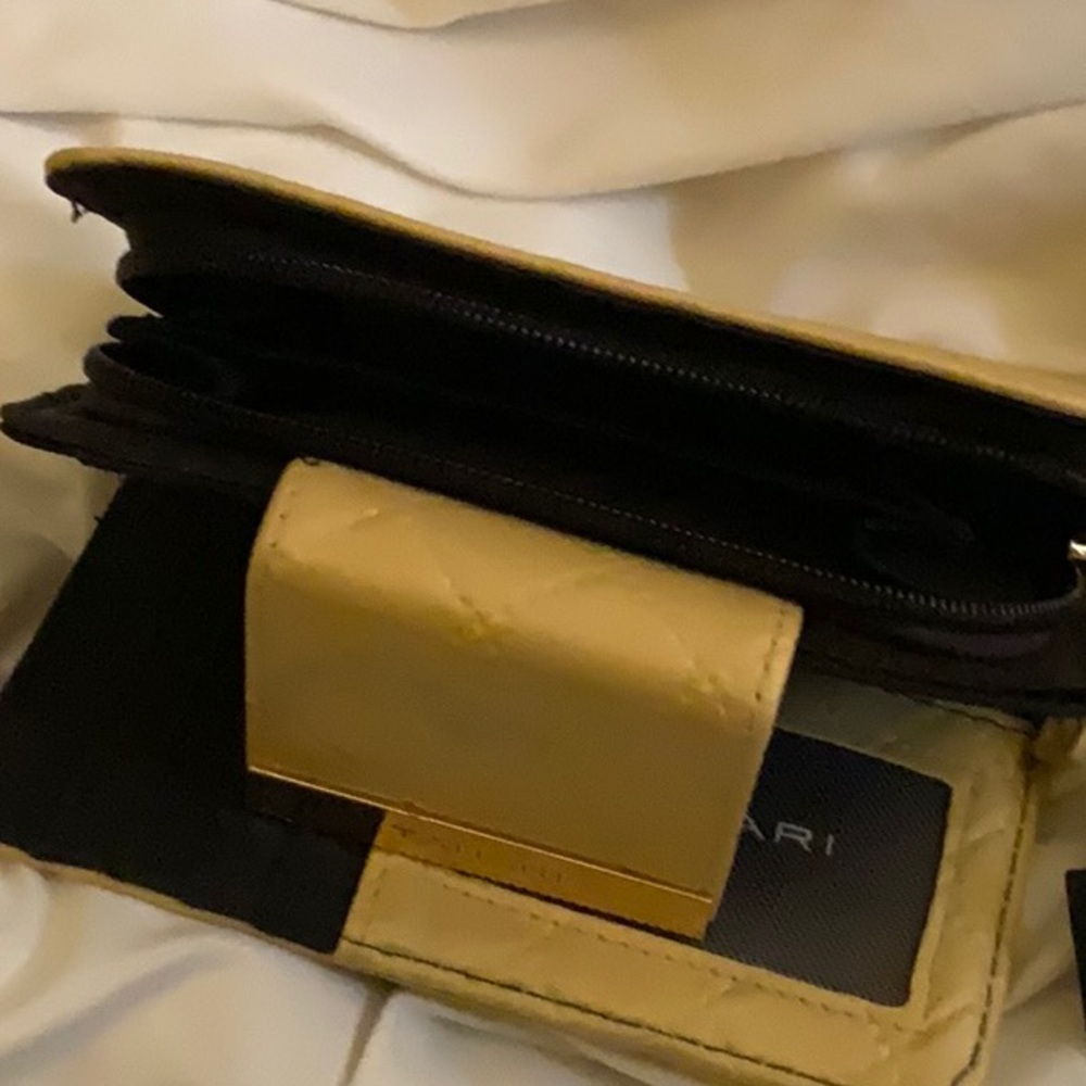 Tahari wallet - Picture 4 of 5